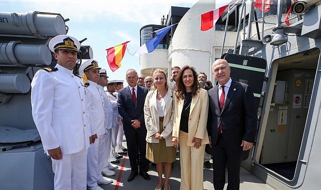 "Karşıyaka Gemisi"nde Zafer Bayramı coşkusu!