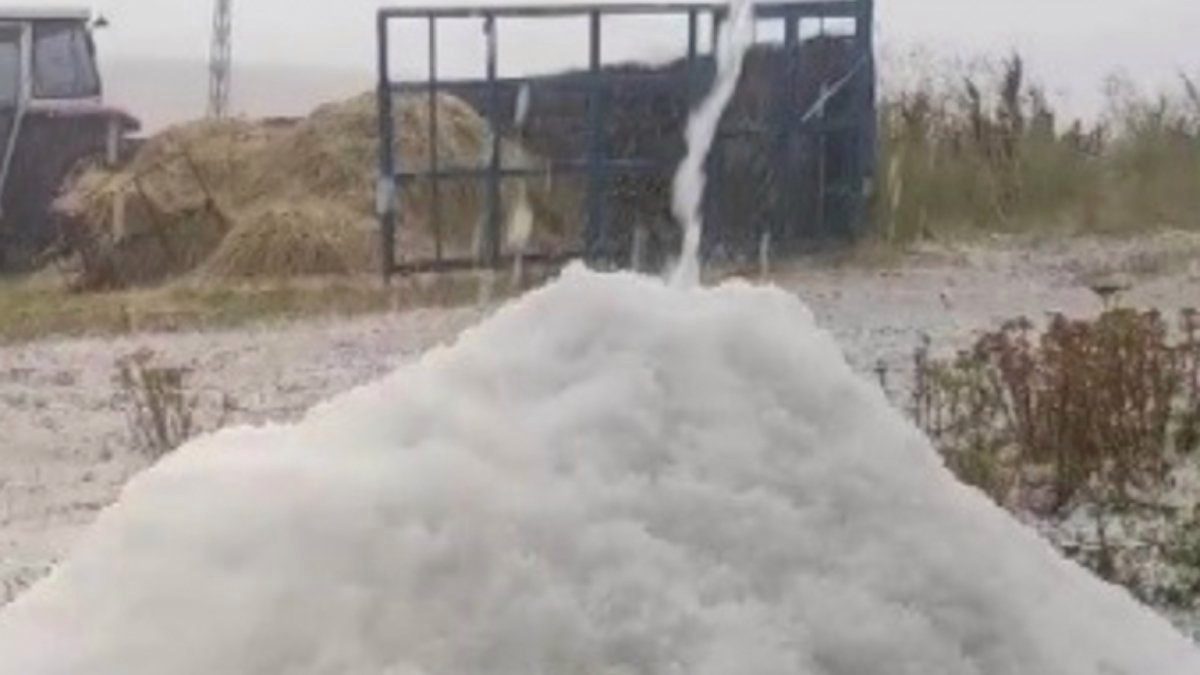 Kars'ta dolu yağışı bölgeyi beyaza bürüdü