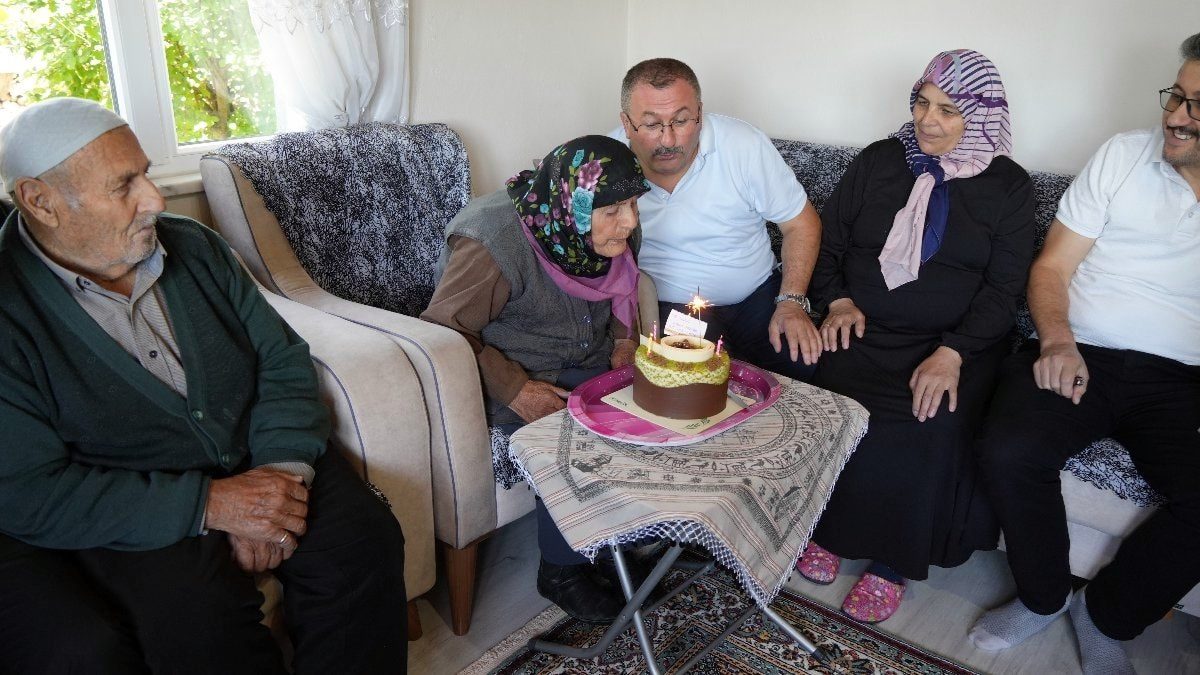 Kastamonu'da 100 yaşına giren Atiye Nine'ye doğum günü kutlaması