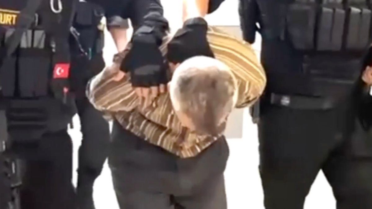 Kırmızı bültenle aranan FETÖ'cü Burkay Karatepe'nin yakalanma görüntüleri paylaşıldı