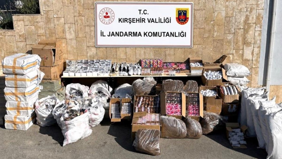 Kırşehir'de durdurulan tırdan 12,5 milyon liralık kaçak eşya çıktı
