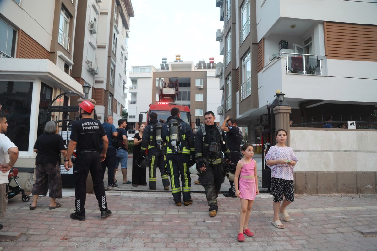 Konyaaltı'nda Klima Yangını: Daire Kullanılamaz Hale Geldi