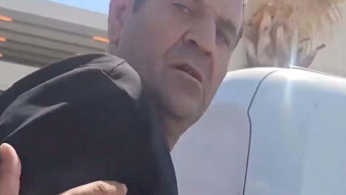 Kurtlar Vadisi'nin Nevzatı trafikte sinirlerine hakim olamadı: Küfürler etti, camına yürüdü