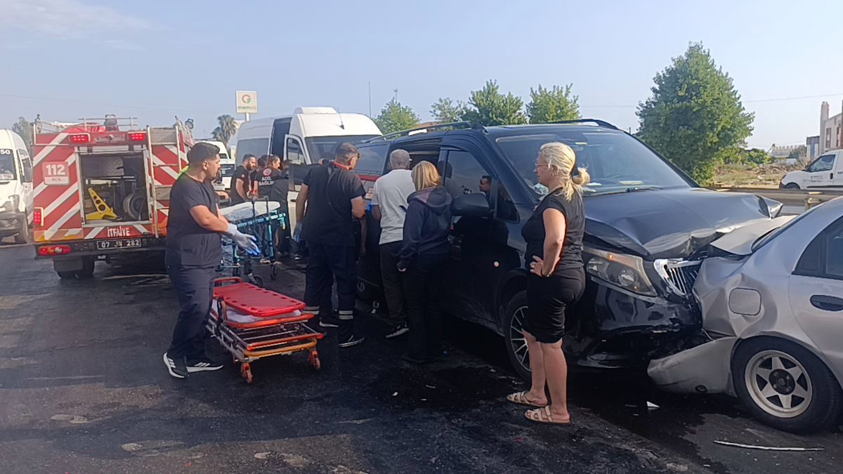 Manavgat'ta Zincirleme Kazada 17 Kişi Yaralandı