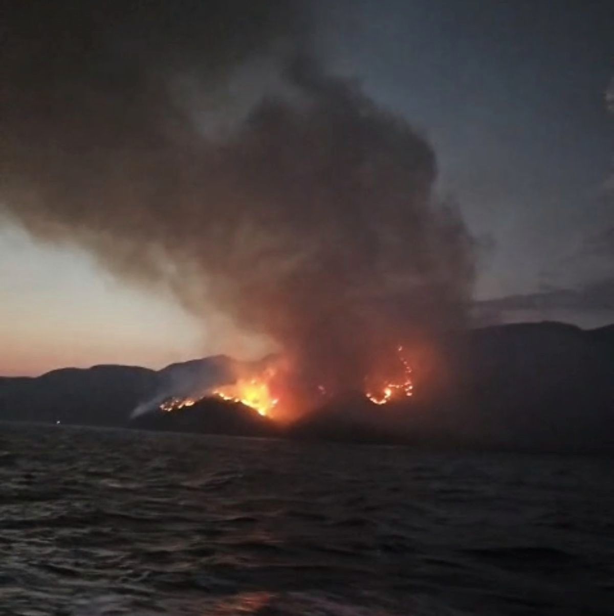 Muğla Valisi Akbıyık: Marmaris'teki yangın için denizden ve havadan müdahale ediyoruz