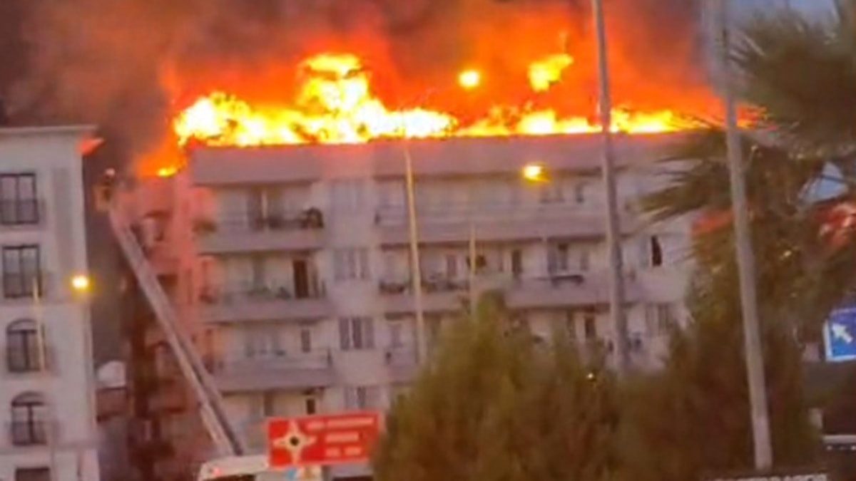 Muğla'da 5 katlı binanın çatısında yangın
