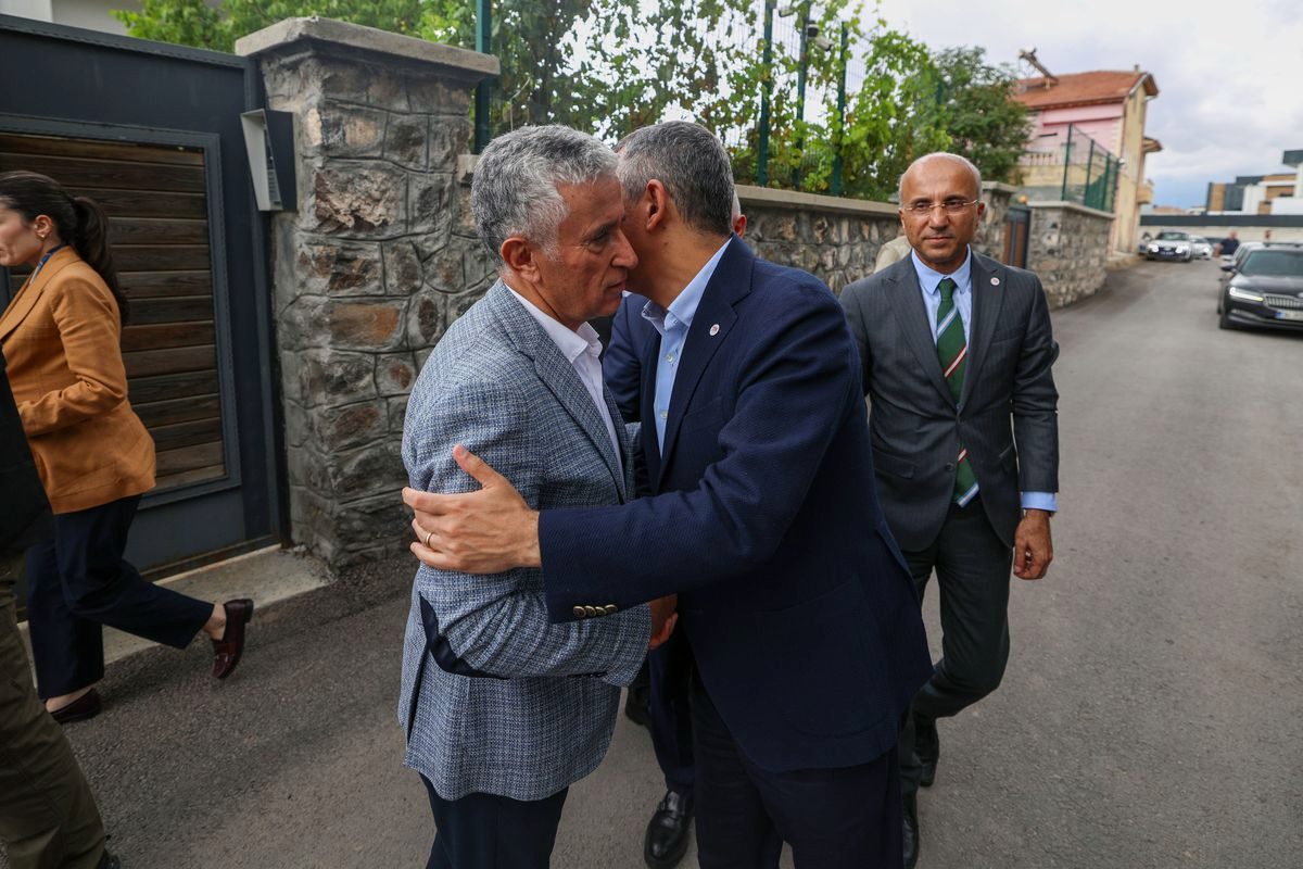 Özgür Özel, Çetin Arık'ın Babasının Cenazesinde Taziye Ziyaretinde Bulundu