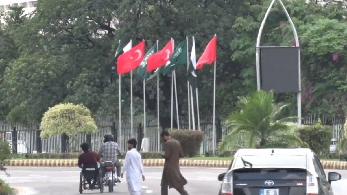 Pakistan'da sokaklar Türkiye ve Suudi Arabistan bayraklarıyla süslendi