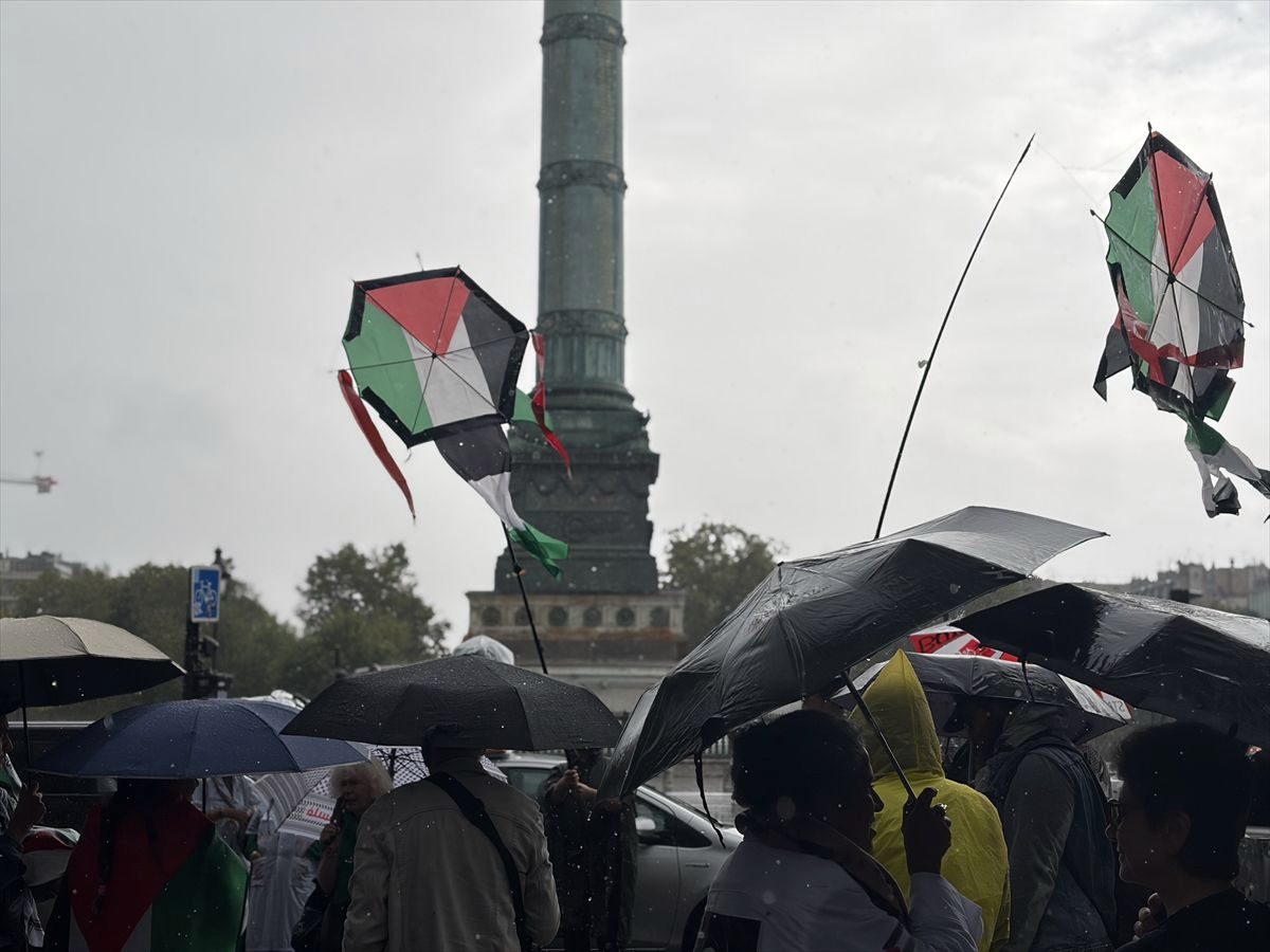 Paris'te Filistin'e destek yürüyüşü