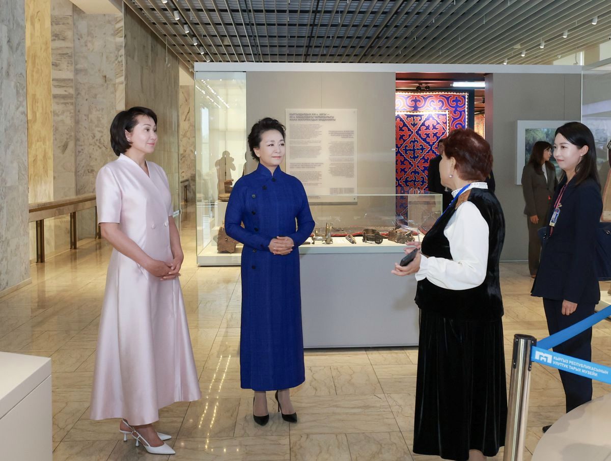 Peng Liyuan ve Kırgızistan First Lady'si Ulusal Tarih Müzesi'ni Ziyaret Etti