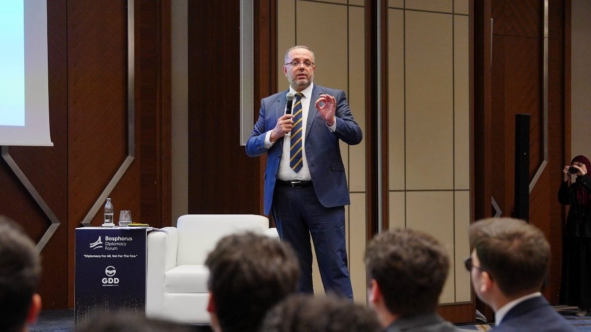 Prof. Dr. Erhan Afyoncu, Bosphorus Diplomasi Forumu'nun son gününde gençlerle buluştu