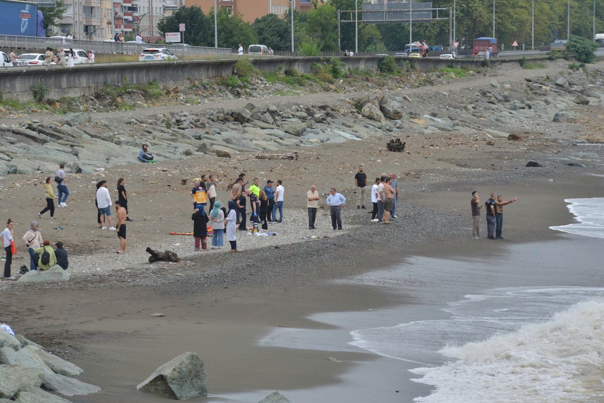 Rize'de Denizde Boğulma Tehlikesi: Kardeşlerden Biri Hayatını Kaybetti, Diğeri Aranıyor