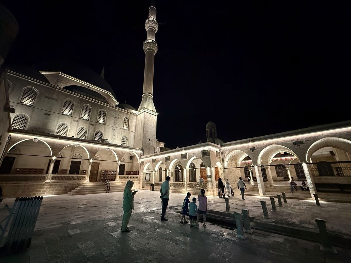 Şanlıurfa'da kavurucu sıcaklar Balıklıgöl'e gece ziyaretlerini artırdı