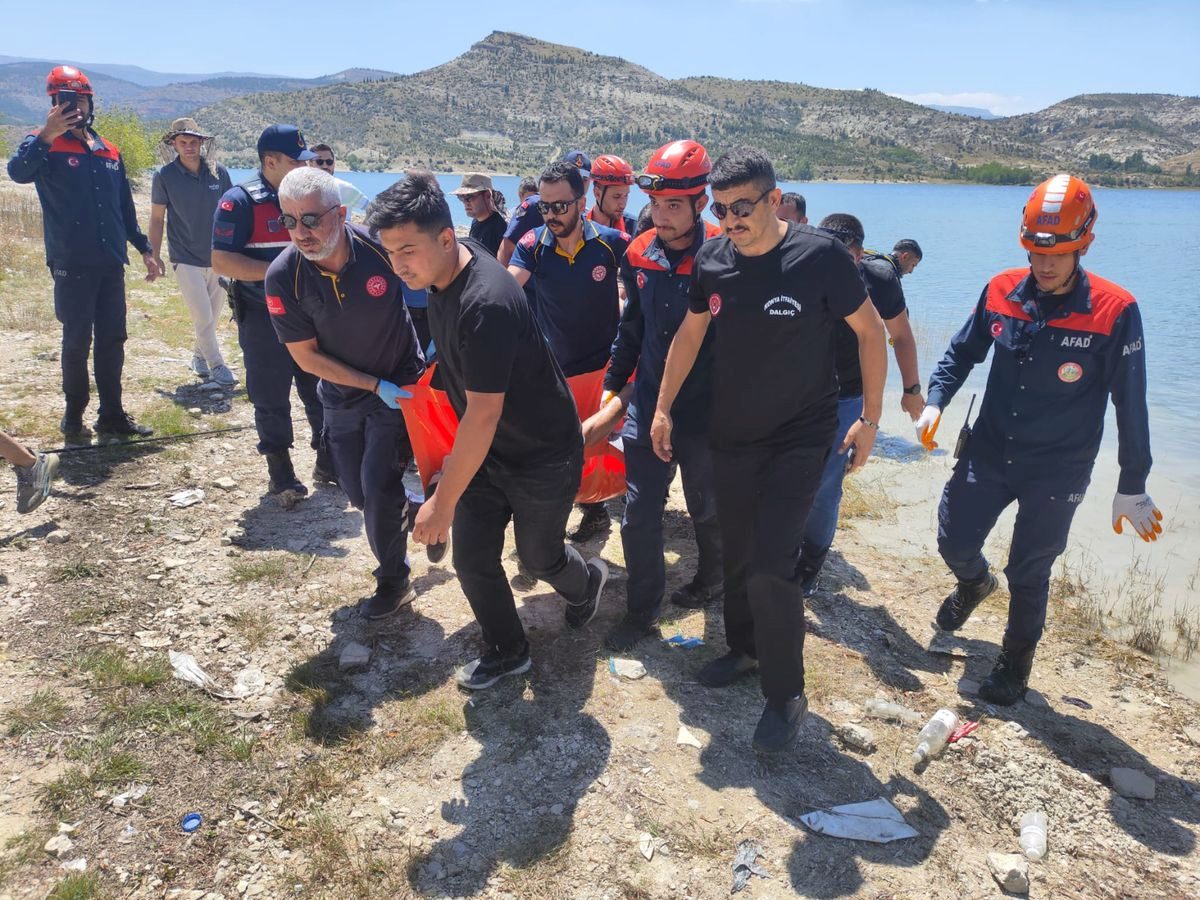 Sazlığa takılan balık yemleme botunu kurtarmaya çalışırken balçığa saplanıp öldü