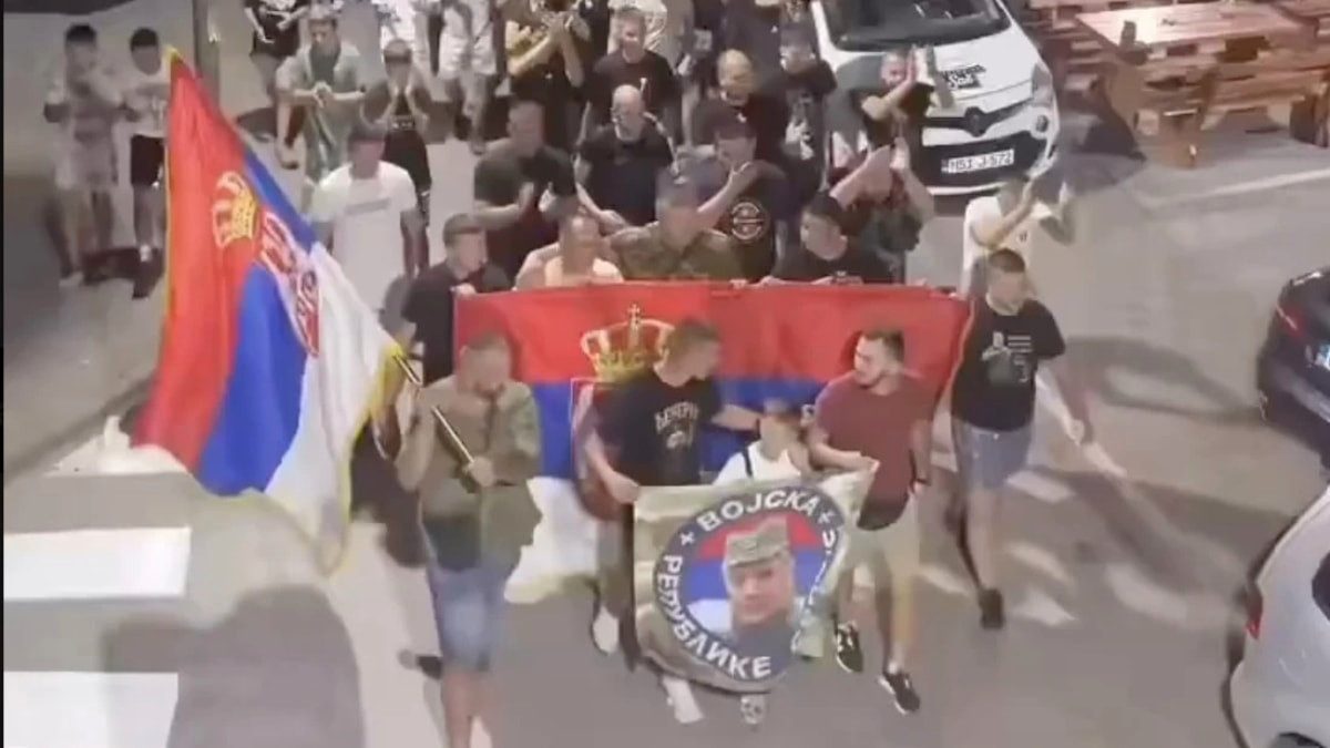 Sırp milliyetçilerinden ölen 'Bosna Kasabı'na saygı eylemi: Soykırımcı Mladiç'in resimleriyle yürüdüler