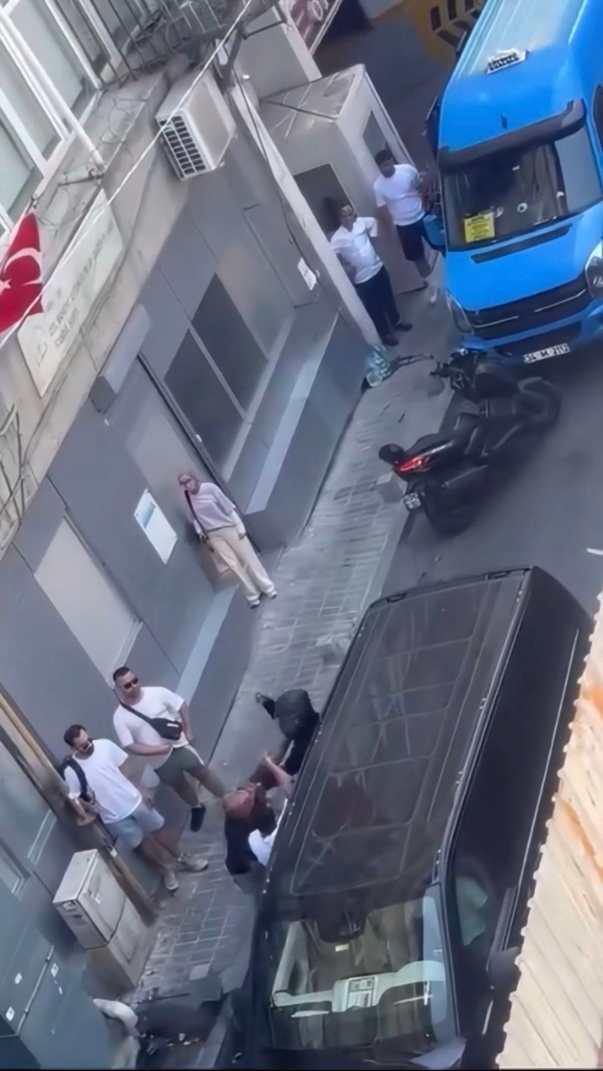 Şişli'de yol verme kavgası: Motosiklet sürücüsü 3 kez bıçaklandı