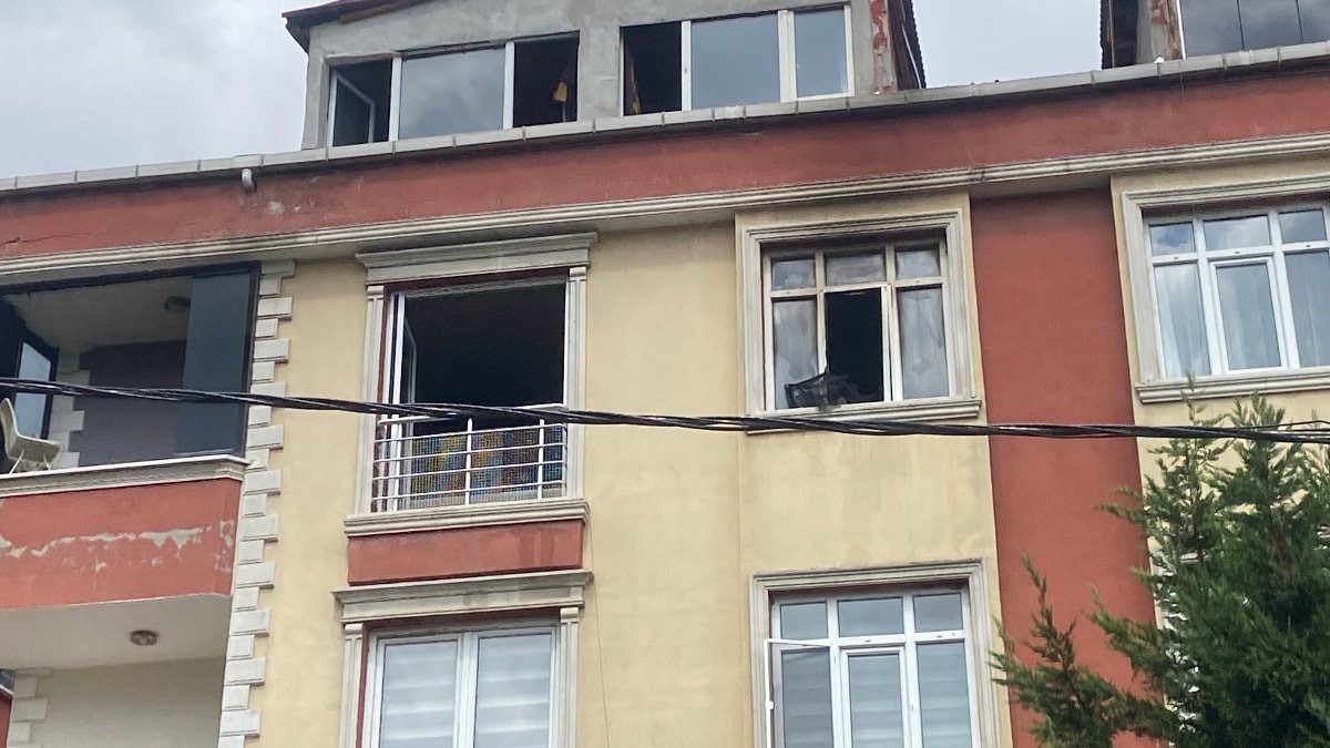 Sultangazi'de çocuk odasında başlayan yangın daireyi sardı: Bina boşaltıldı