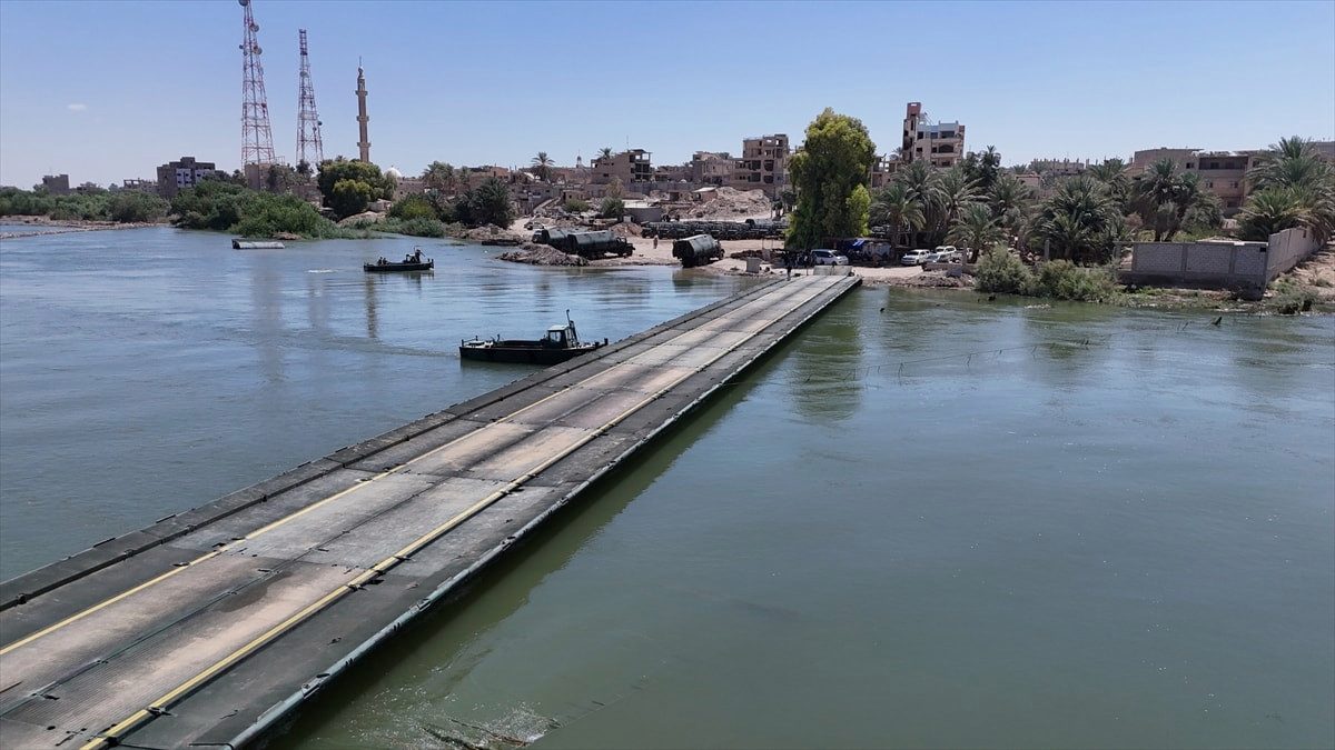 TSK ve Suriye ordusunun iş birliğiyle Fırat Nehri'ne yüzer köprü kuruldu