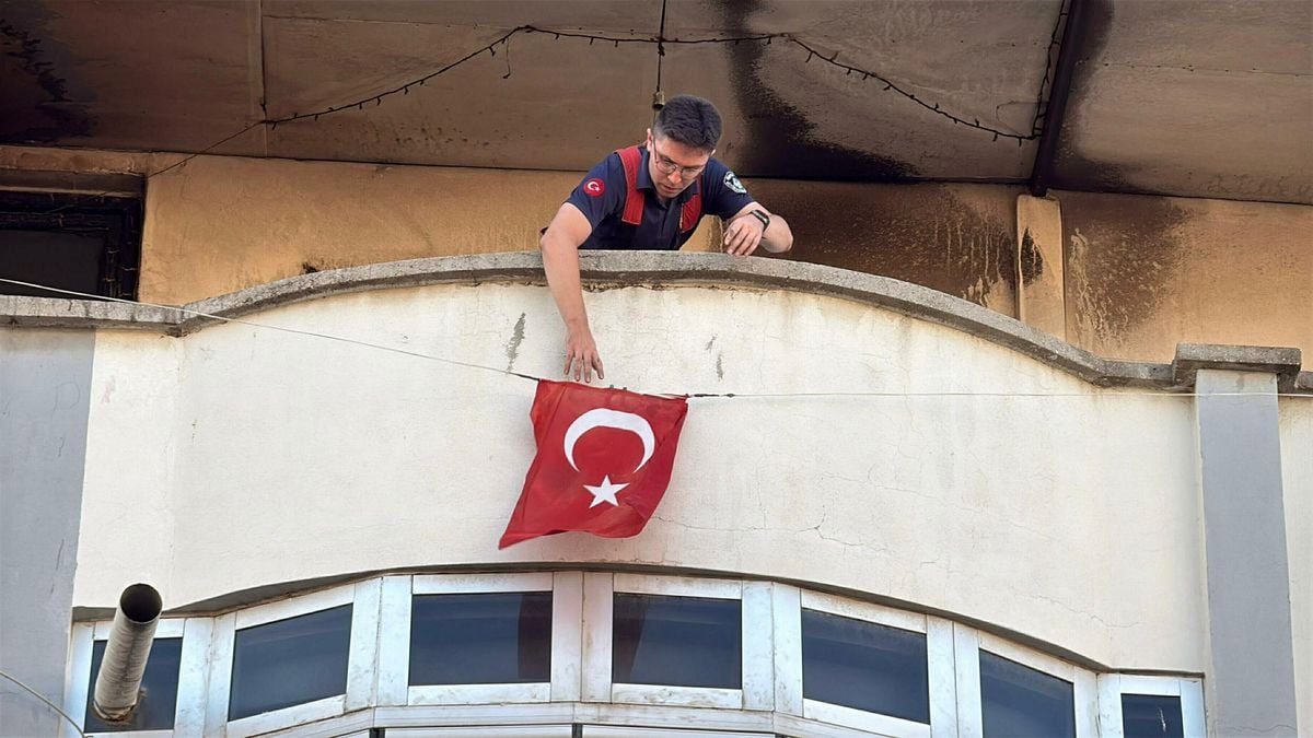 Turgutlu'da Çatı Yangını: 2 Çocuk Dumandan Etkilendi
