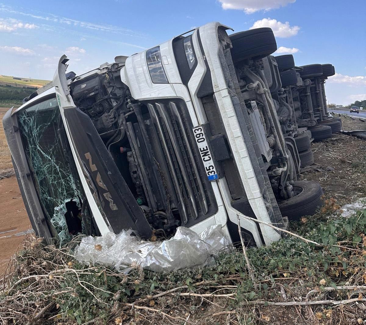 Uzunköprü'de Buğday Yüklü Kamyon Devrildi: 1 Yaralı