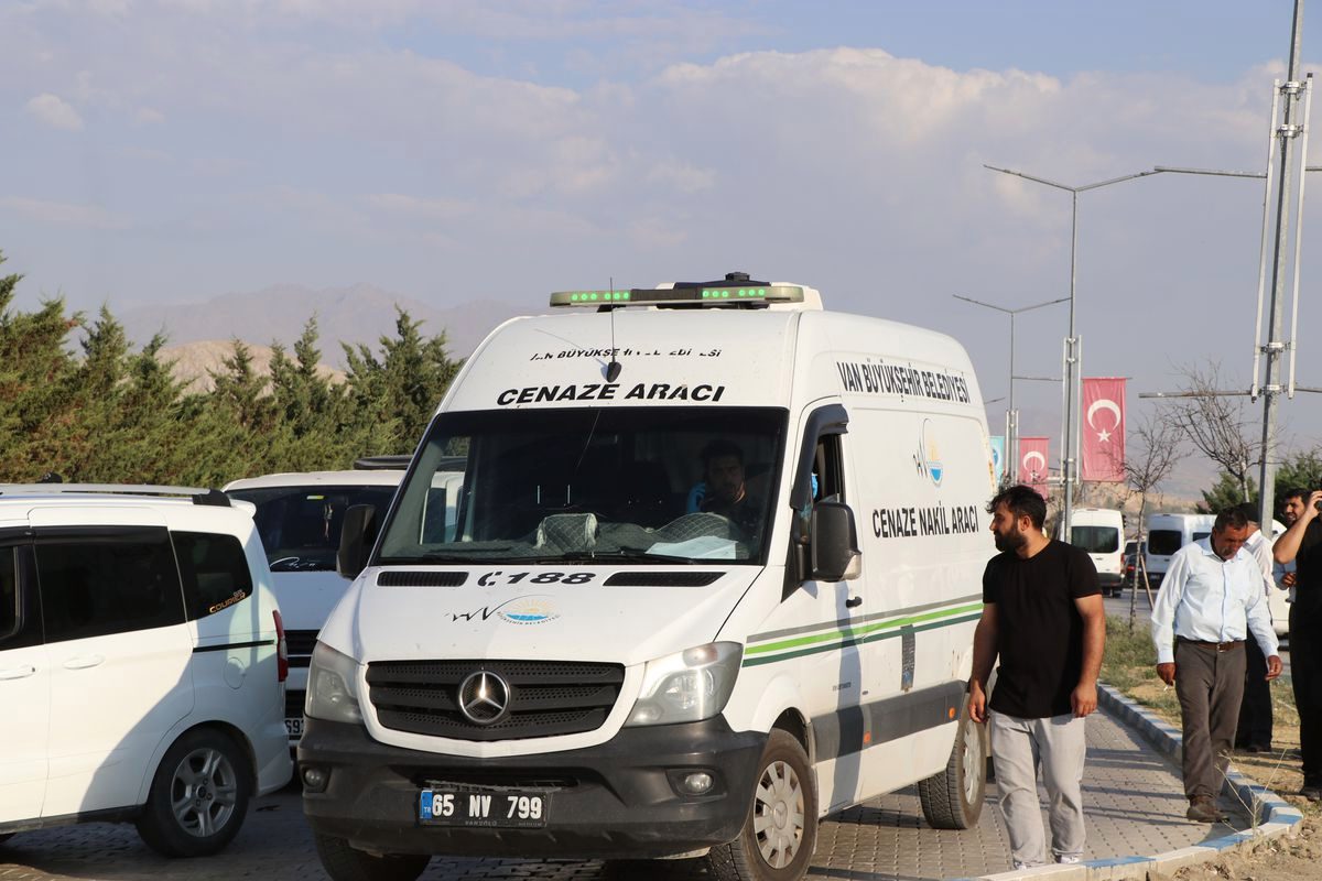 Van'da İki Kardeşin Cenazesi Toprağa Verildi