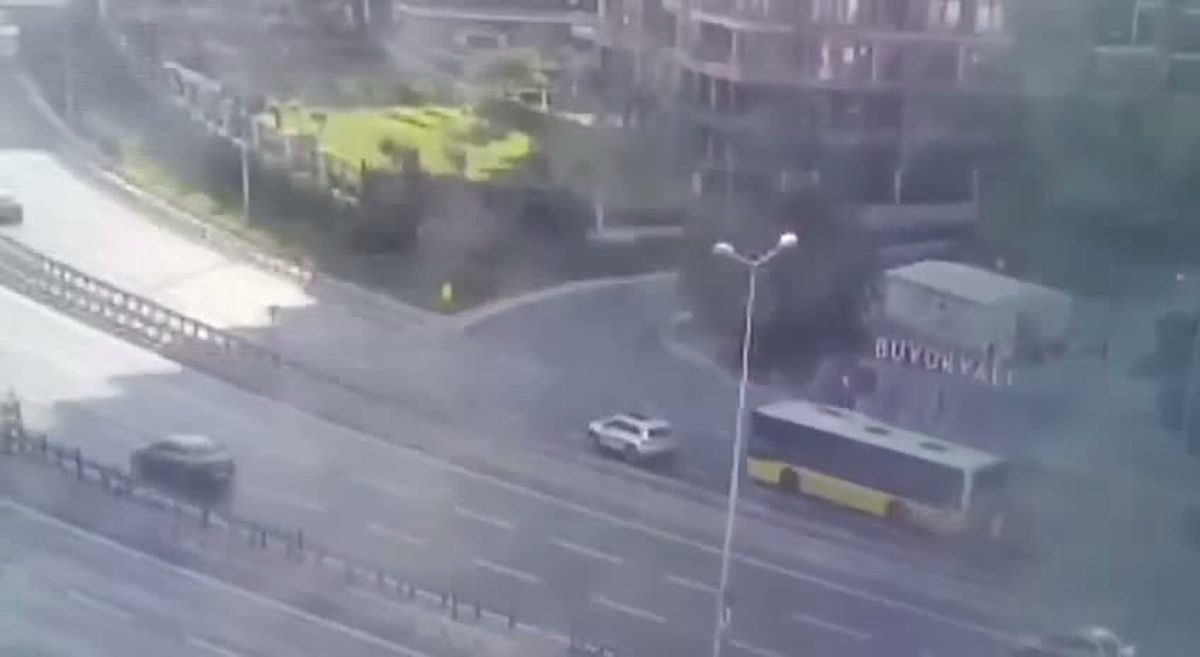 Zeytinburnu'nda Otobüs Duvara Çarptı: 1 Ölü, 17 Yaralı