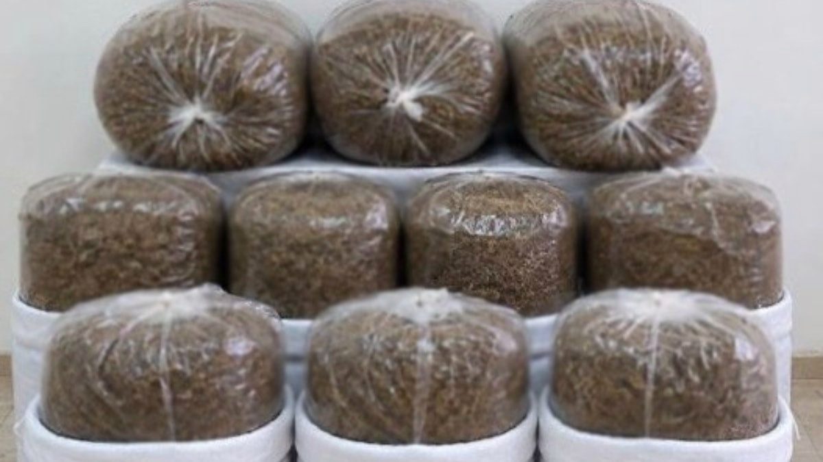 Antalya'da düzenlenen operasyonda 400 kilogram kaçak tütün ele geçirildi
