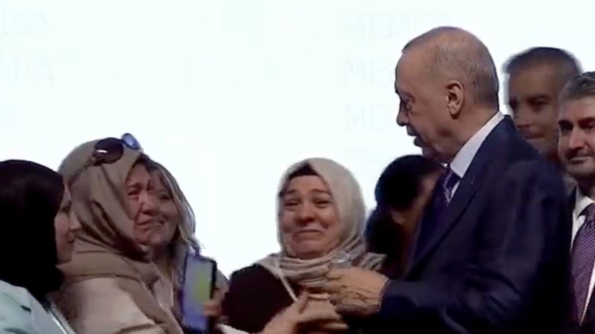 Ataması gerçekleşen kadın, Cumhurbaşkanı Erdoğan'a sarılarak ağladı