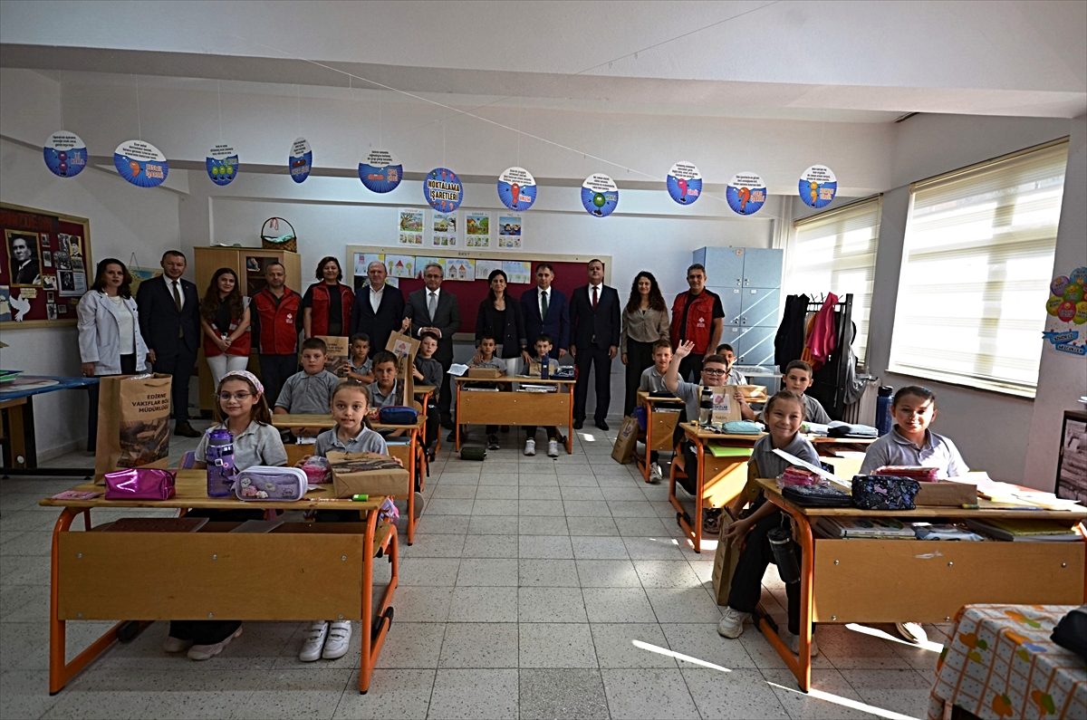 Edirne Vakıflar Bölge Müdürlüğü iki köy okuluna 237 kitap hediye etti