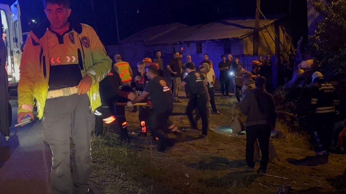 Erzincan'da takla atan otomobilden yaralı kurtuldular