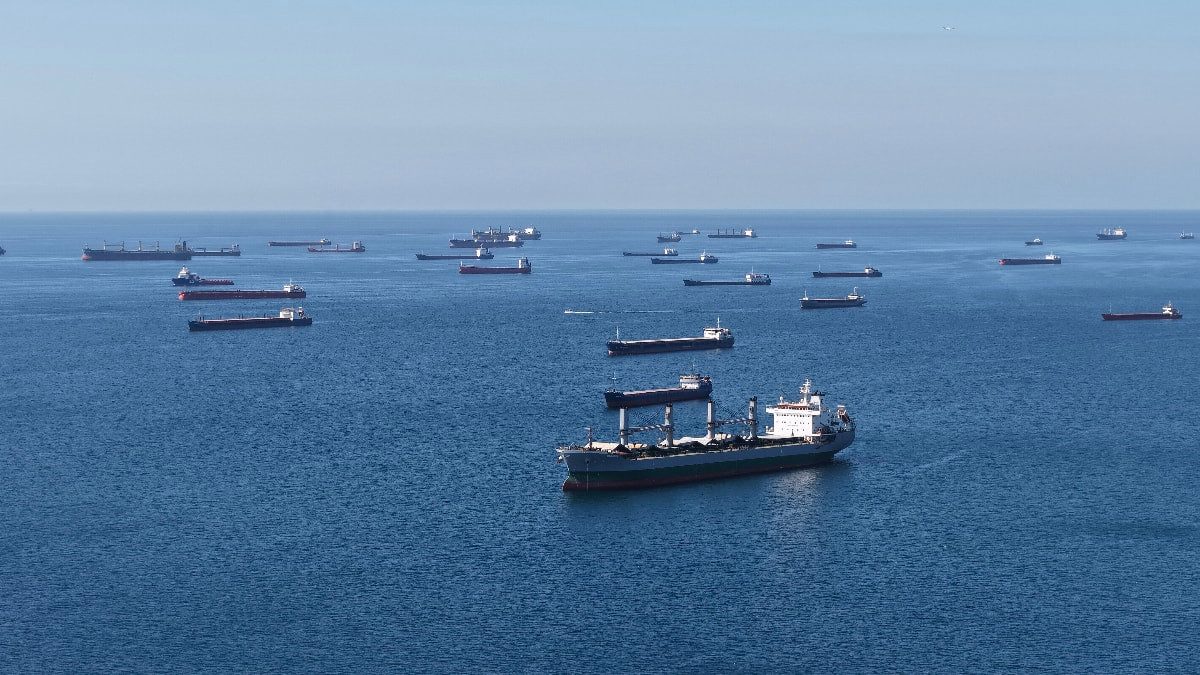Karadeniz'e geçemeyen gemiler İstanbul açıklarında yoğunluk oluşturdu