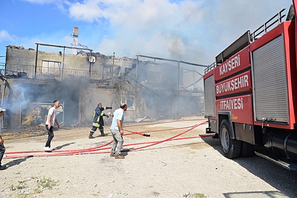 Kayseri Yahyalı'da yangında 2 katlı ev kullanılamaz hale geldi, 20 hayvan kurtarıldı