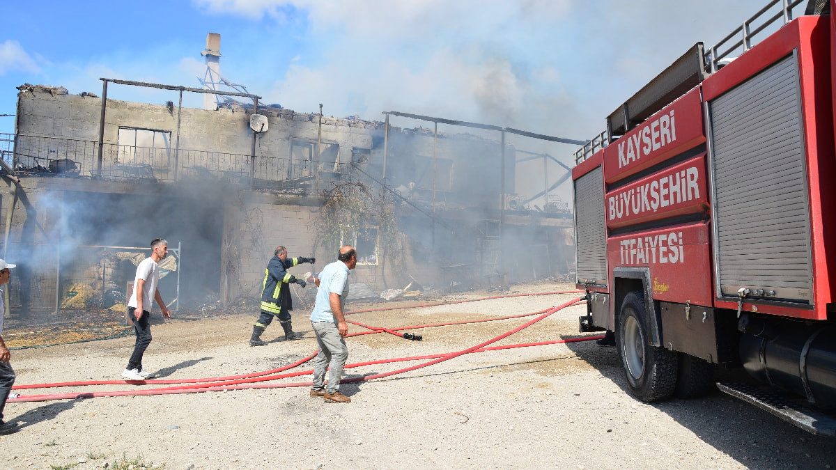 Kayseri'de 2 katlı ev yandı