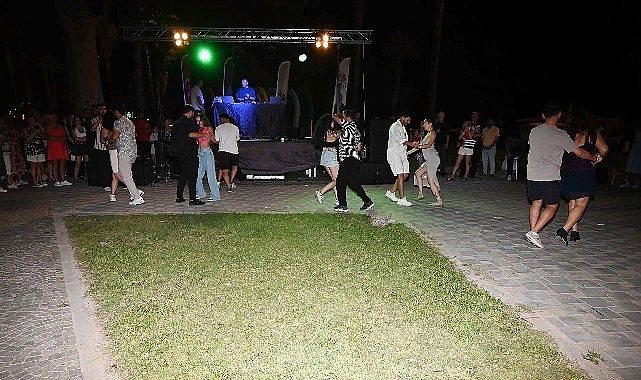 Kemer'de muhteşem Latin dans şovu