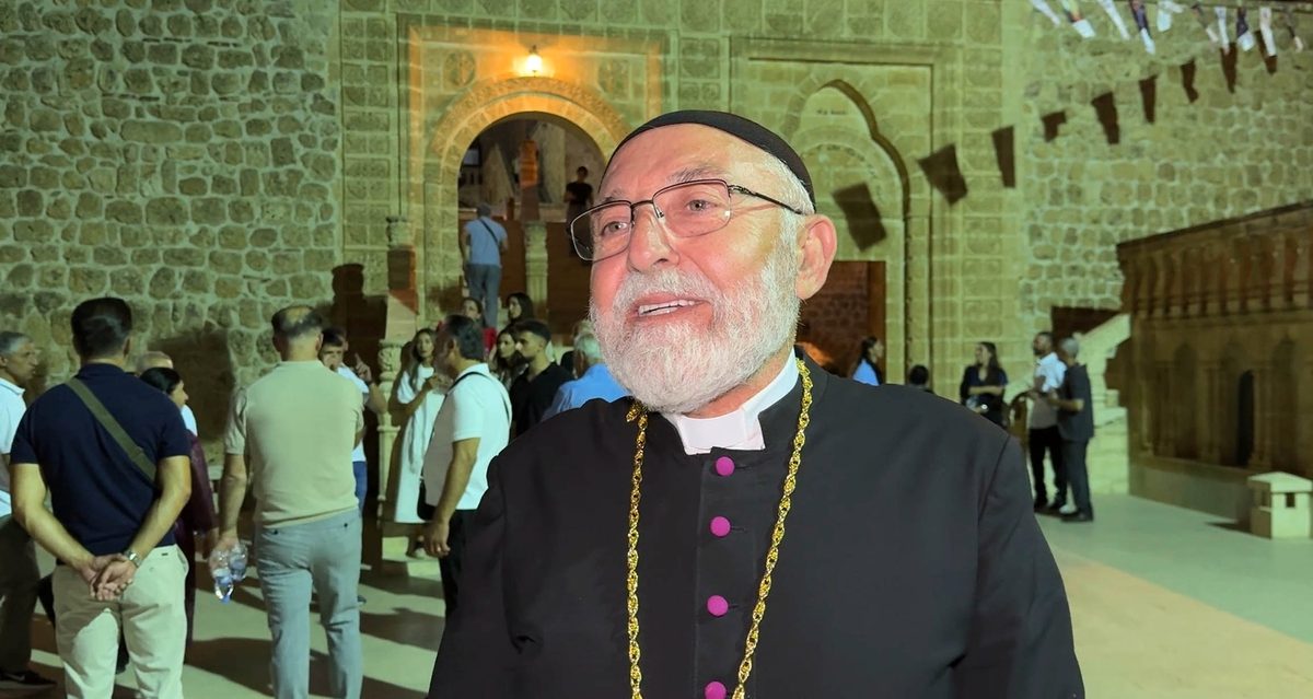Kıbrıs gazisi Süryani papaz Önder, sol kolunda 2 şarapnel parçası taşıyor