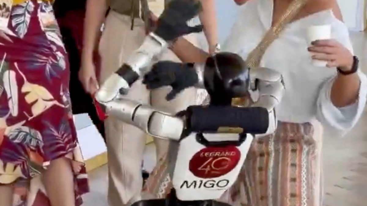 Kolombiya’da sokak ortasında dans eden insansı robot izleyenleri şaşırttı