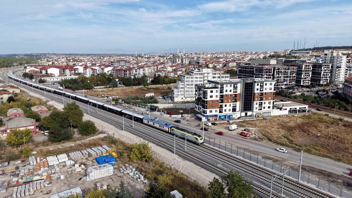 Paris'ten yola çıkan Orient Express, 70 yolcusuyla Edirne'ye vardı