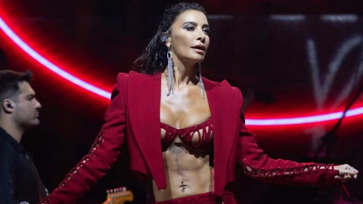 Sahnede Sıla rüzgarı: Karın kasları dikkat çekti