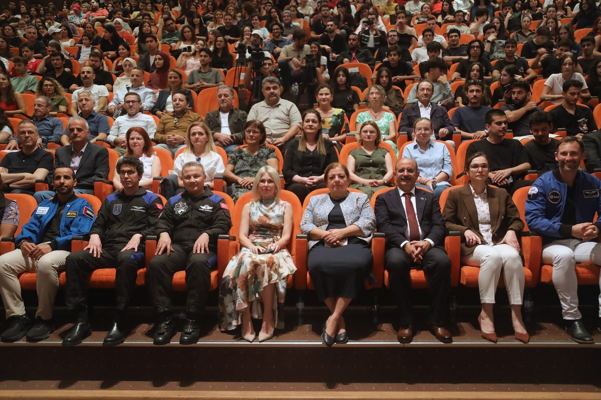 77. Uzay Kongresi'nde 11 astronot, Akdeniz Üniversitesi'nde öğrencilerle buluştu