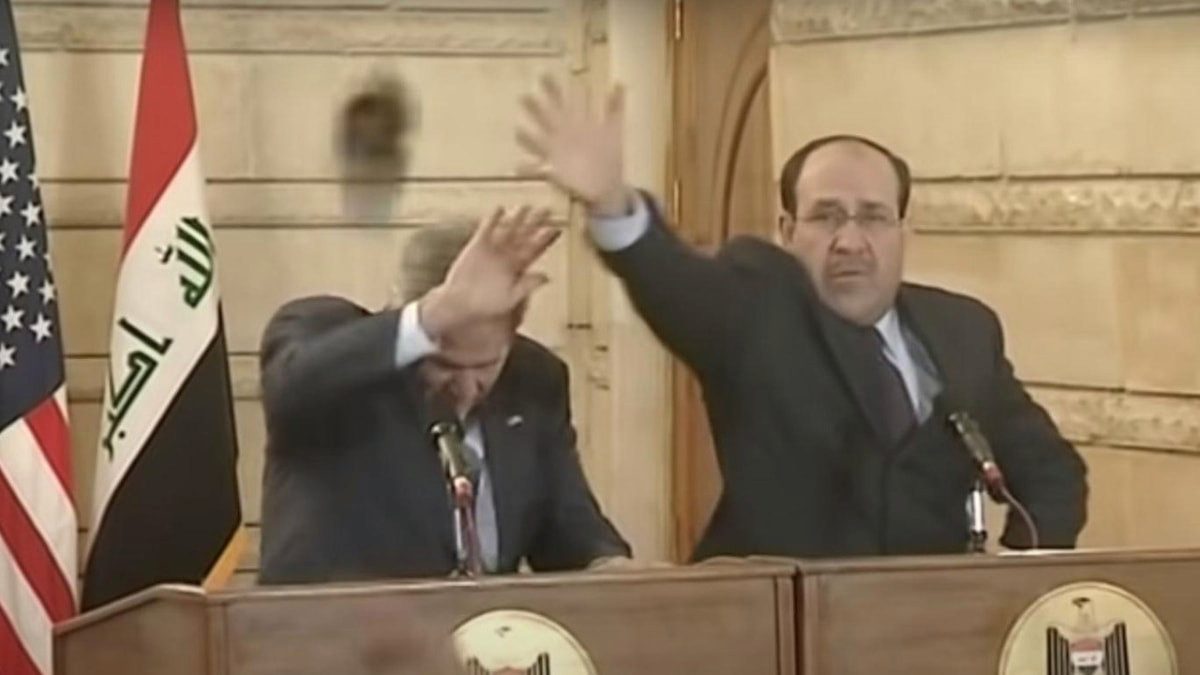 ABD’nin 23 yıllık Irak işgali sonrası Bush’a fırlatılan ayakkabı yeniden gündemde