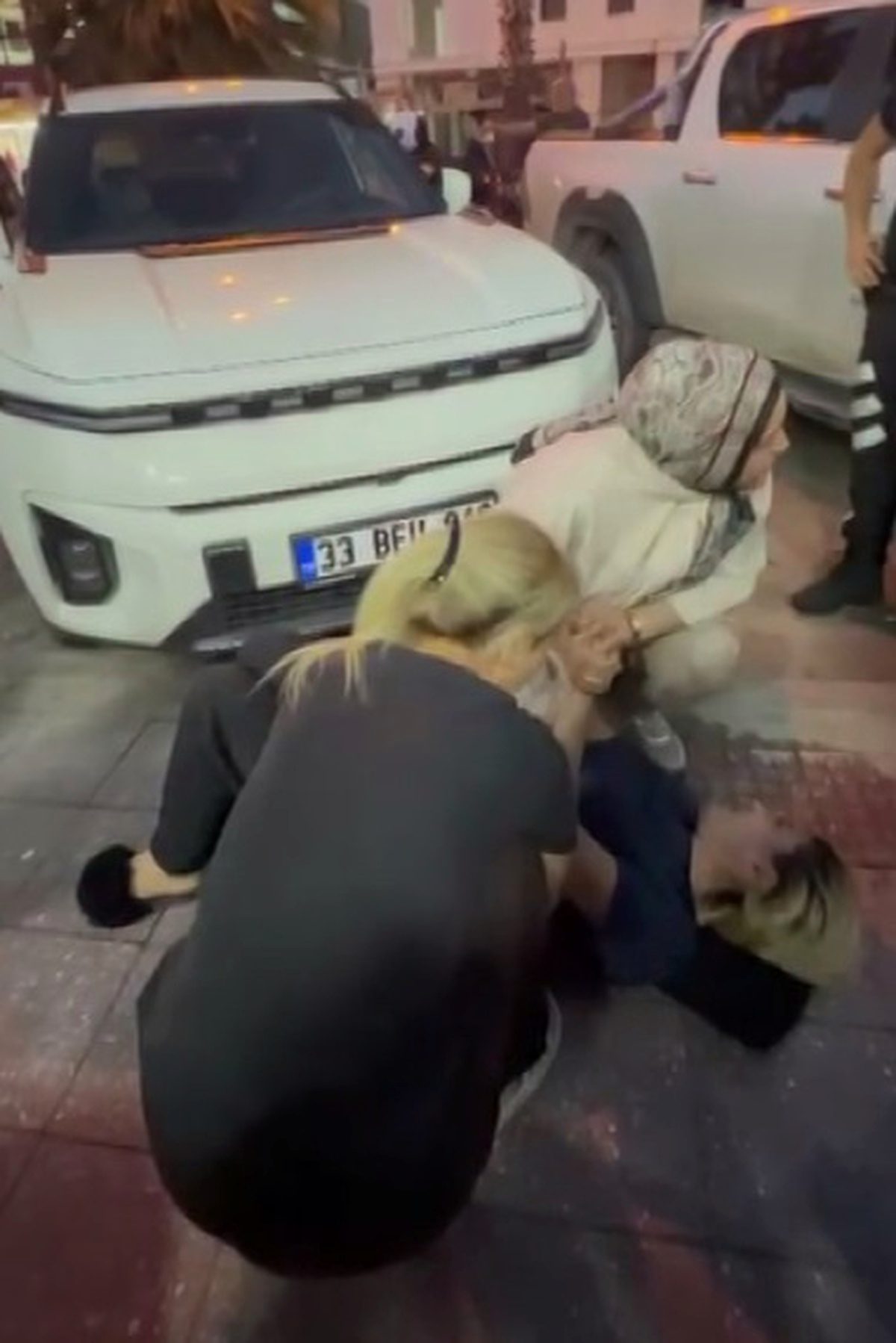 Adana'da sokakta yürüyen kadın, eşinin bıçaklı saldırısıyla yaralandı; eşi yakalandı