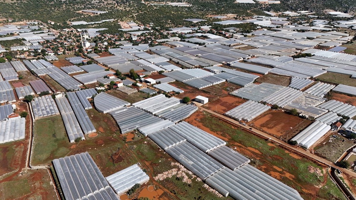 Antalya Demre'de selde mahsur kalan 13 öğrenci ve 7 öğretmen tahliye edildi