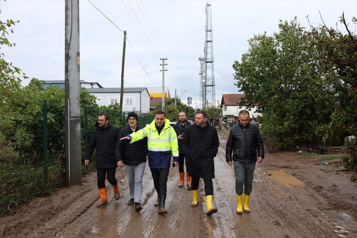 Başiskele Belediye Başkanı Özlü, sağanak sonrası ekiplerin çalışmalarını inceledi