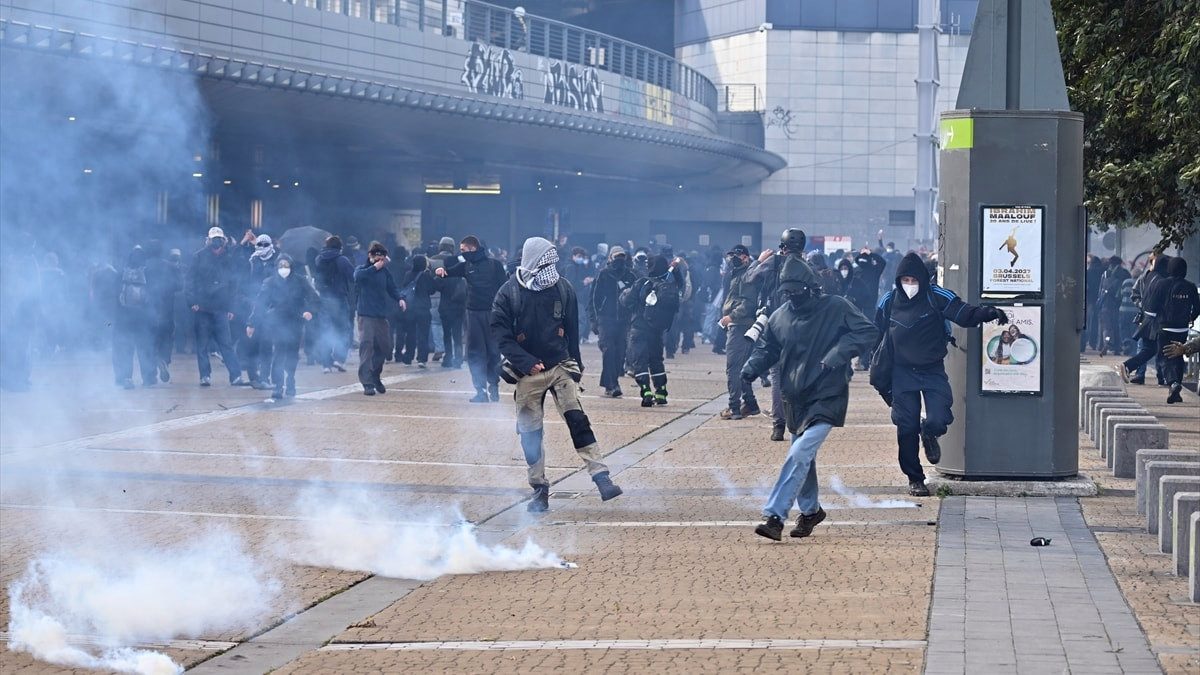 Belçika'da eğitim reformlarına karşı protestolara polis müdahalesi