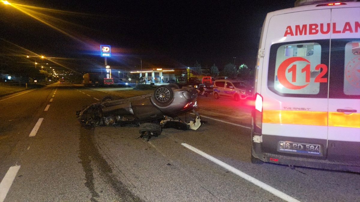 Bursa Orhangazi'de otomobil ile kamyonet çarpıştı, 1'i ağır 3 kişi yaralandı