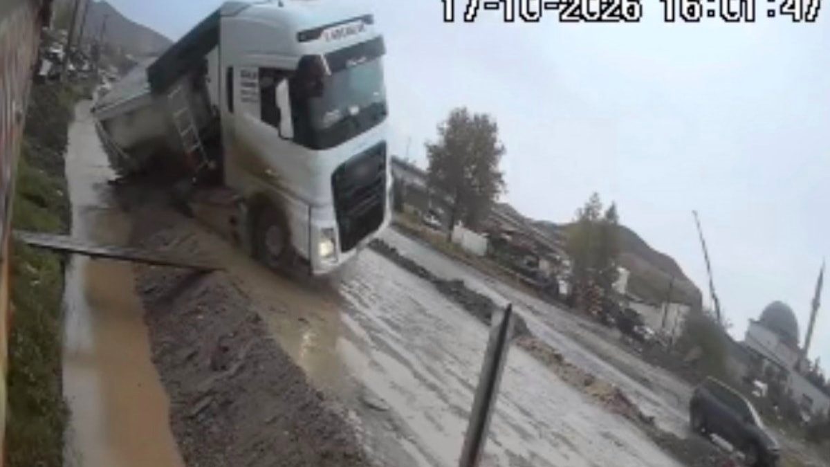 Çorum'da taş yüklü tır, yol vermek isterken kanala devrildi: