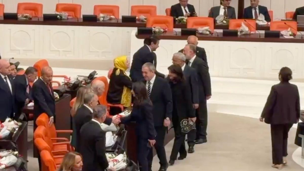 DEM Partili vekiller Devlet Bahçeli ile selamlaşmak için sıraya girdi