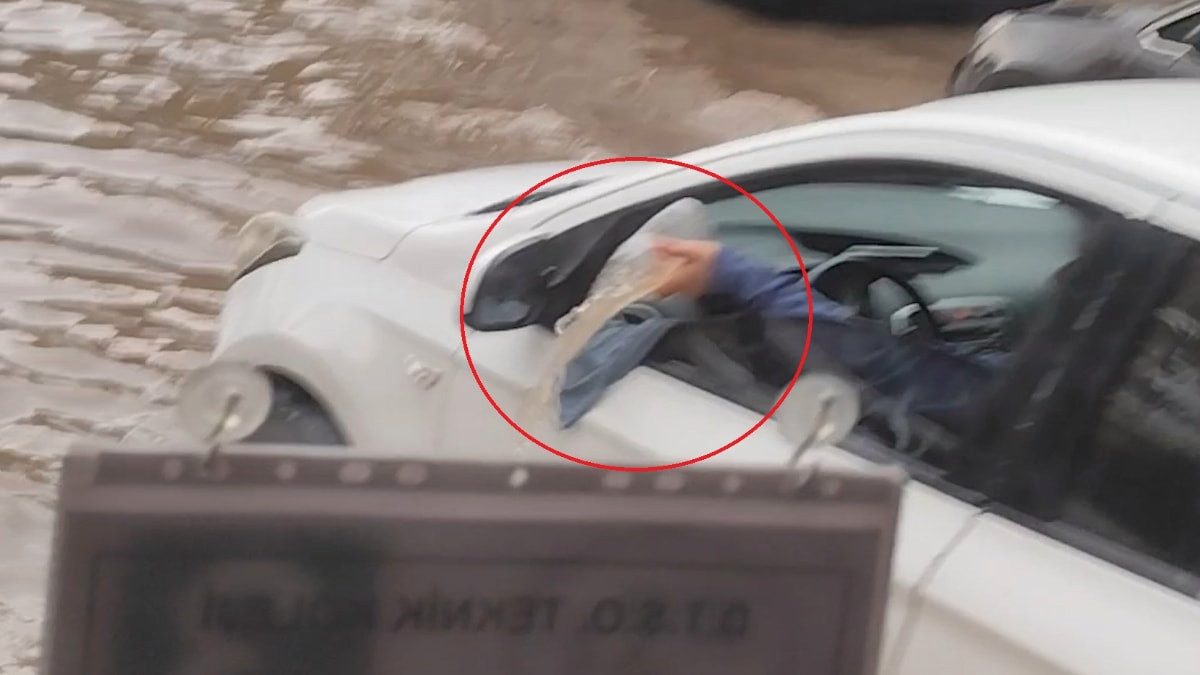 Diyarbakır'da bir sürücü otomobiline dolan suyu bardakla boşaltmaya çalıştı