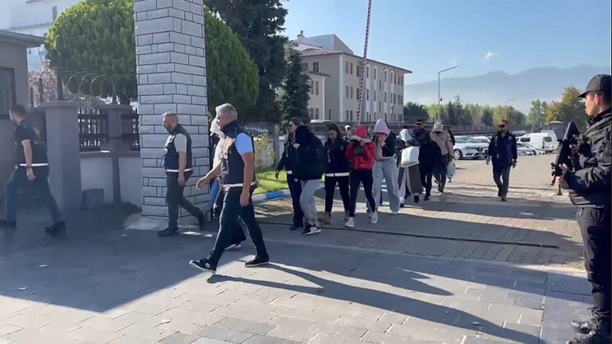Düzce'de fuhuş iddiasıyla masaj salonlarına baskında 7 şüpheliden 5'i tutuklandı