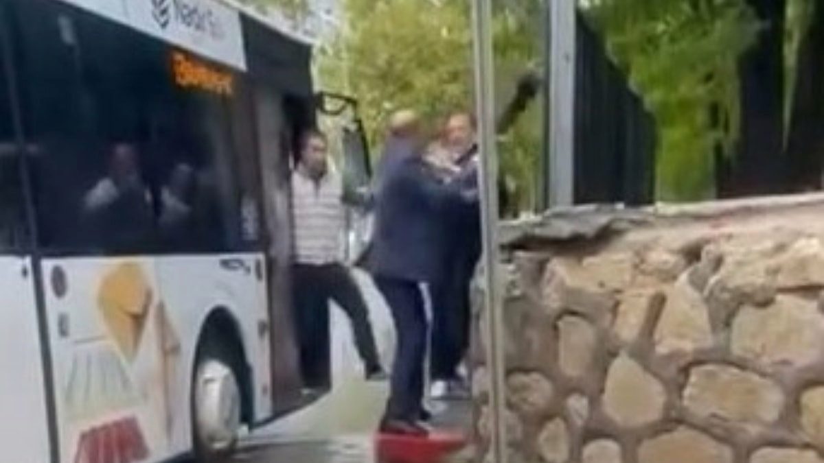 Elazığ'da otobüs şoförüne şemsiyeli saldırı kamerada
